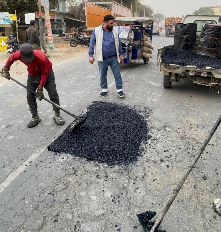 नियाज़ी की पहल पर रिछा-जहानाबाद मार्ग पर मरम्मत का कार्य शुरू साइन बोर्ड भी लगेंगे, मिलर्स ने जताया अभार।