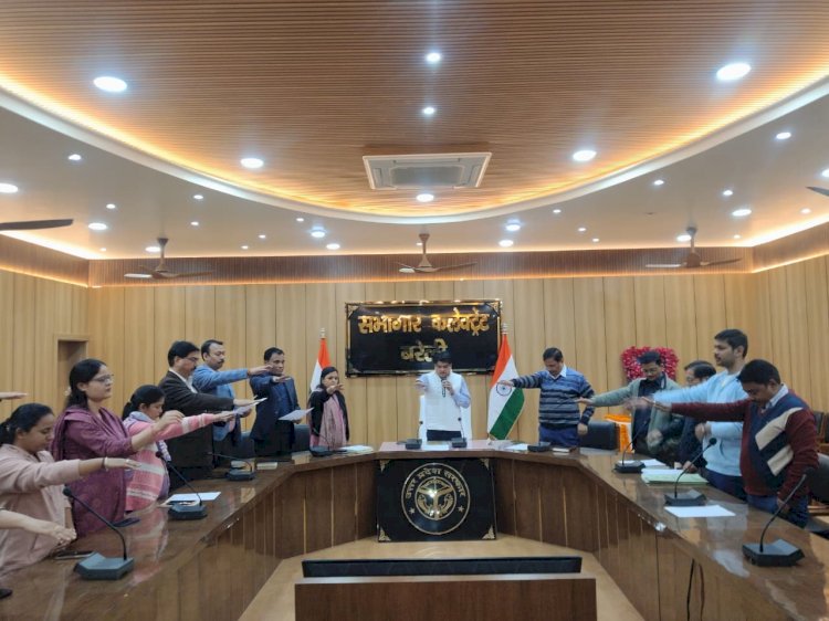 कलेक्ट्रेट में संविधान दिवस शपथ