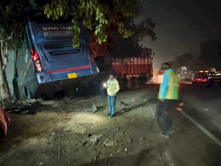 भीषण हादसा, डबल डेकर बस के खाई में लटककी, बाल-बाल बचे 50 यात्री