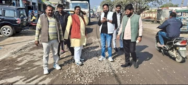 मीरगंज सड़क चौड़ीकरण का विधायक ने किया निरीक्षण अधिकारियों को दिए सख्त निर्देश