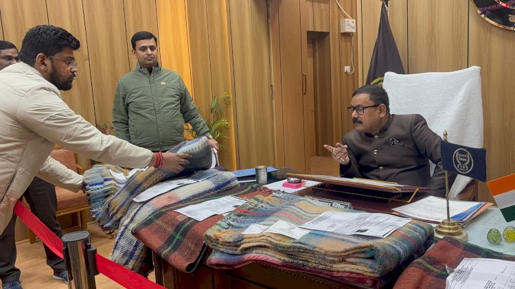 बुज़ुर्गों को ठंड से राहत, शुरू हुआ मुफ़्त कंबल वितरण