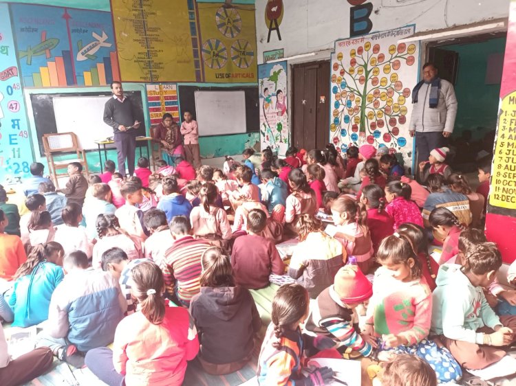 ठंड में दरी पर परीक्षा