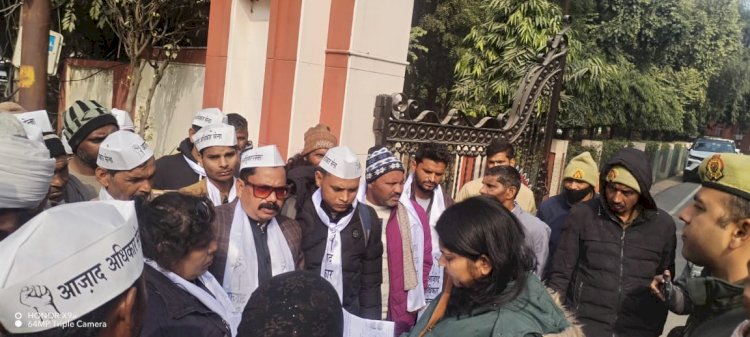 दलित भूमि पर कब्ज़े और गंगा प्रदूषण के खिलाफ सड़क पर उतरी आज़ाद अधिकार सेना