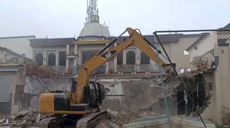 अवैध निर्माण पर बुलडोजर