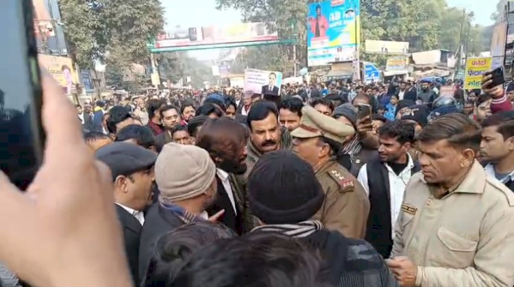 न्याय की मांग ने लिया उग्र रूप, सड़कों पर उतरे वकील