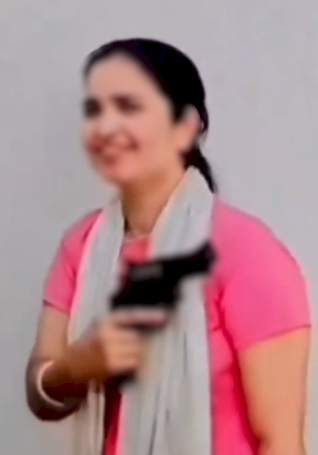 रिवॉल्वर लहराती युवती का वीडियो वायरल