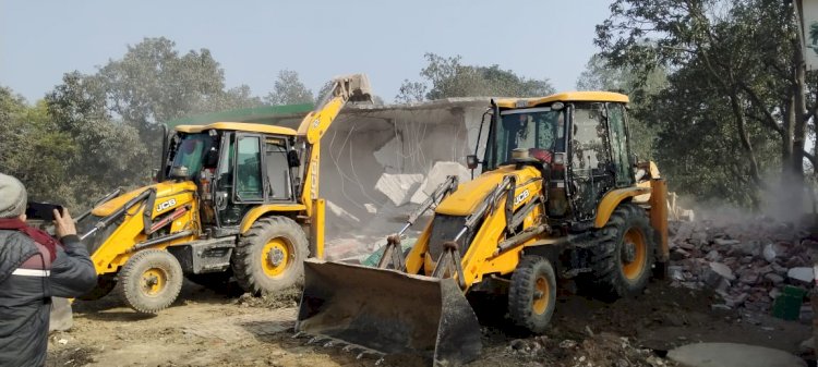 कोर्ट के आदेश पर चार दुकानों पर चला बुलडोजर