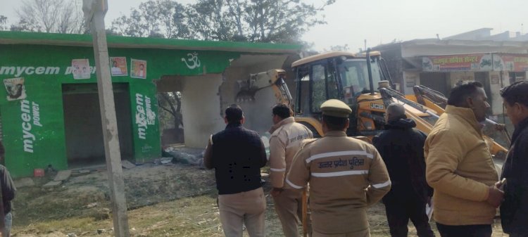 कोर्ट के आदेश पर चार दुकानों पर चला बुलडोजर