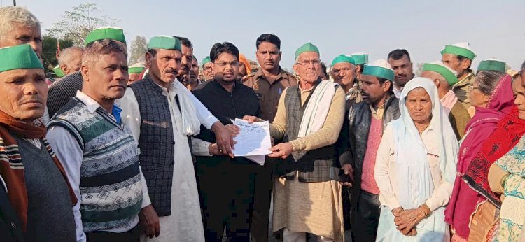 फतेहगंज पश्चिमी में किसानों की तिरंगा रैली, आवारा पशुओं को लेकर चेतावनी