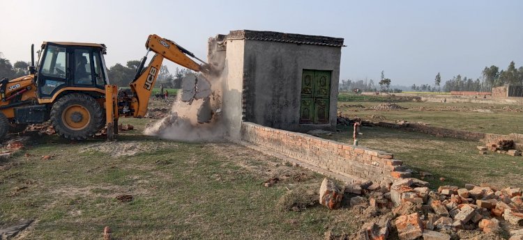 अवैध कॉलोनी पर चला बुलडोज़र