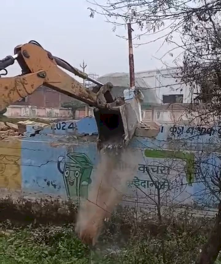 सेंथल में चला बुलडोजर, स्वीमिंग पूल की विवादित दीवार ध्वस्त