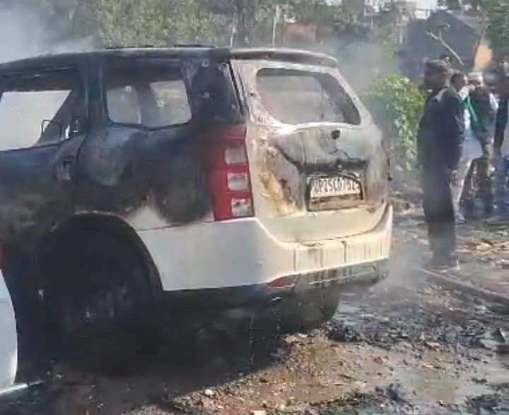 मिलन मैरिज हॉल के सामने खड़ी तीन गाड़ियों में लगी आग