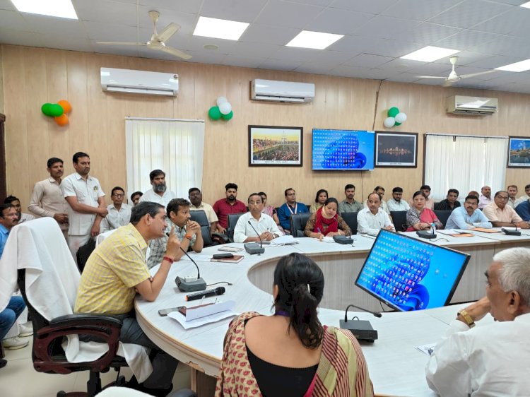 डीएम की सख्ती आरटीई दाखिले और फीस पर सख्त निर्देश