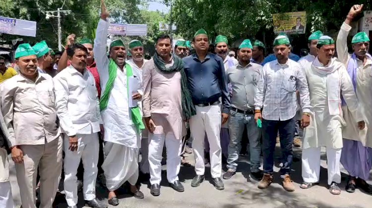 किसानों ने सौंपा ज्ञापन, एनसीईआरटी किताबें लागू करने व प्रीपेड मीटर का विरोध