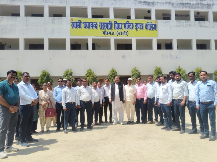 मीरगंज में पूर्व शिक्षक संघ अध्यक्ष डॉ. राजेन्द्र गंगवार का दौरा, शिक्षकों से किया संवाद