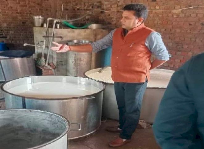 गंदगी में बना पनीर नष्ट, खाद्य विभाग की सख्त कार्रवाई