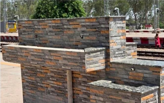 भीषण गर्मी में स्टेशन पर पानी को तरसे यात्री