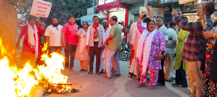 बरेली: भाजपा कार्यालय पर 'नारी शक्ति रैली'; महिलाओं ने PDA का पुतला फूँककर जताया विरोध