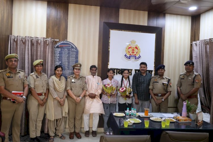 हाथरस: एसपी चिरंजीव नाथ सिन्हा ने यूपी बोर्ड इंटरमीडिएट टॉपर्स को किया सम्मानित