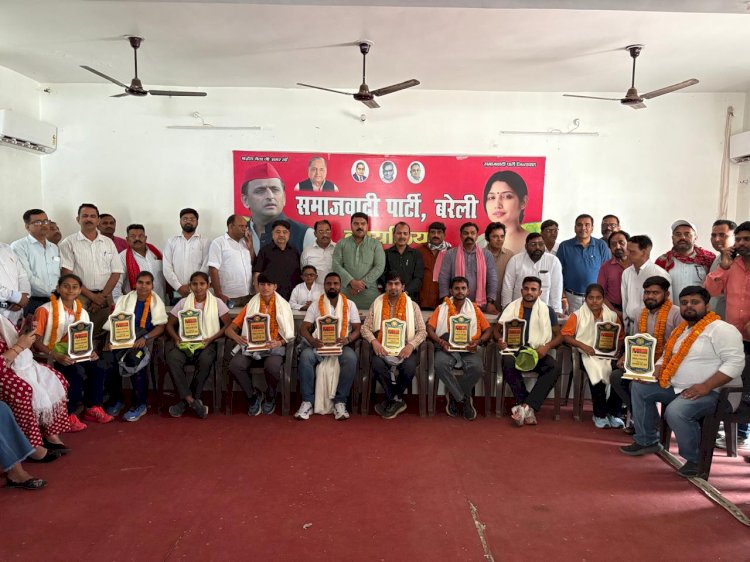 बरेली: सपा कार्यालय में स्पेशल खिलाड़ियों का सम्मान, सरकार आने पर रोजगार का वादा