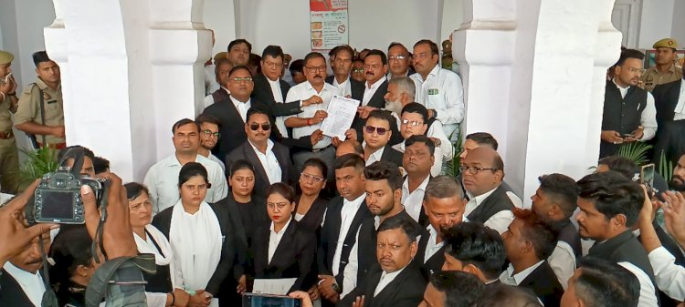 लाठी की चोट पर उबल पड़ा कानून