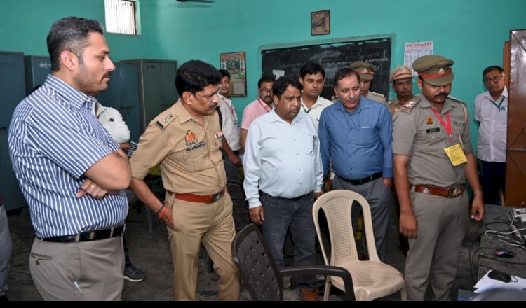 बुलंदशहर: पुलिस भर्ती परीक्षा केंद्रों पर पहुंचे DM कुमार हर्ष और SSP दिनेश सिंह; सीसीटीवी और सुरक्षा चक्र का लिया जायजा