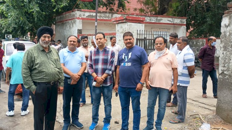 बरेली में भीषण सड़क हादसा: तेज रफ्तार कार ने मारी टक्कर, 55 फीट गहरी खाई में गिरी गाड़ियां; शाहजहांपुर के व्यापारी की मौत