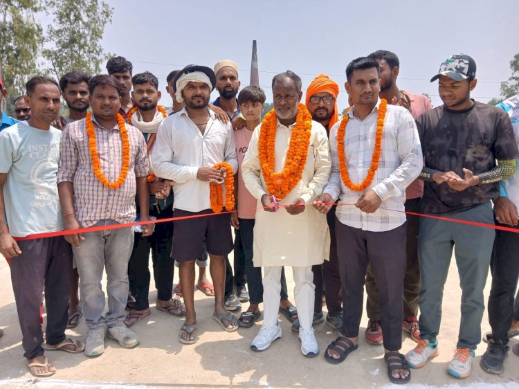 बरेली: नारों की गूंज के बीच परोरा में क्रिकेट टूर्नामेंट का आगाज