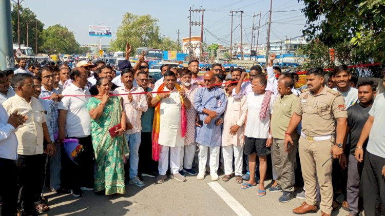 बरेली: ओवरलोड से खंभे में लगी आग, तार टूटकर गिरने से मची अफरातफरी
