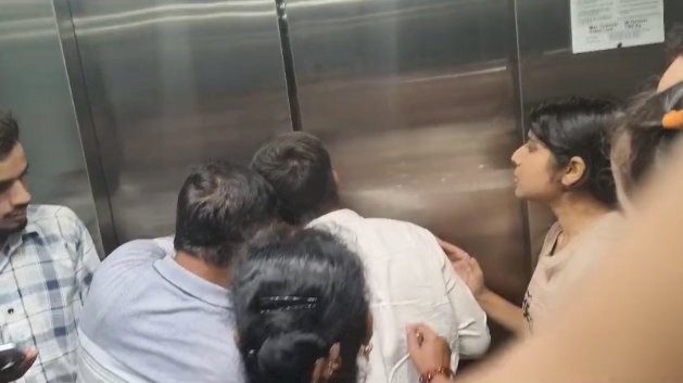 सिटी सेंटर मॉल की लिफ्ट में फंसे लोग