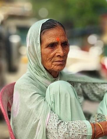 घर में वृद्ध महिला की गला रेतकर हत्या