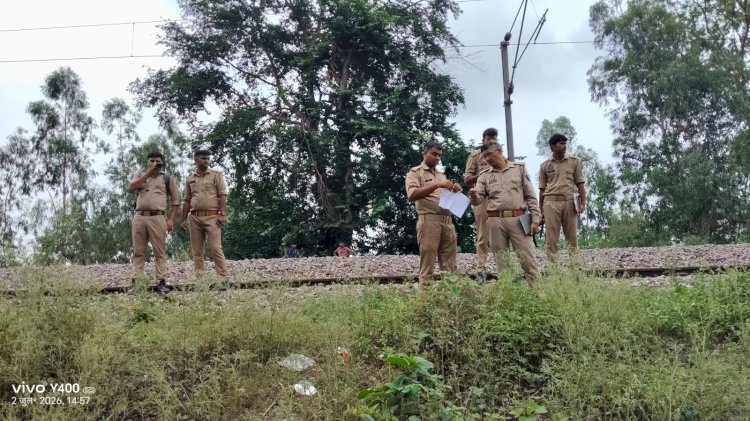 रेलवे ट्रैक किनारे अज्ञात महिला का शव मिला