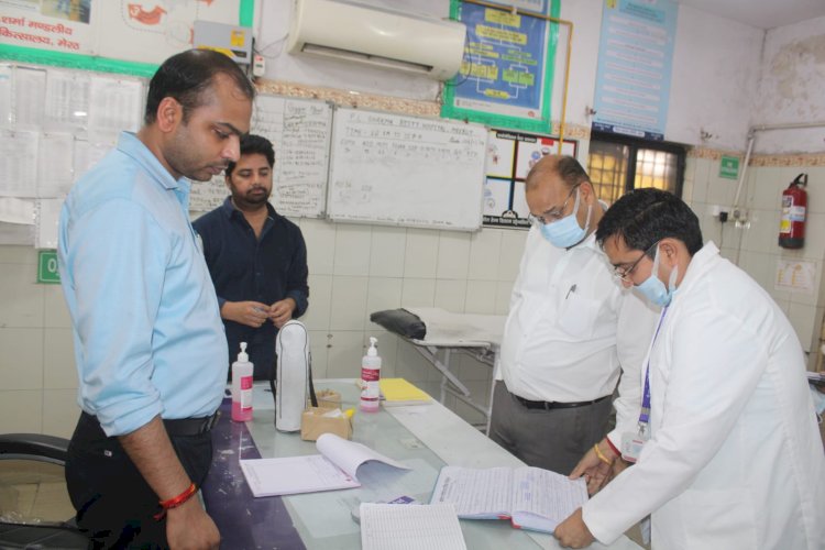 जिला अस्पताल पहुंचे डीएम, व्यवस्थाएं परखी