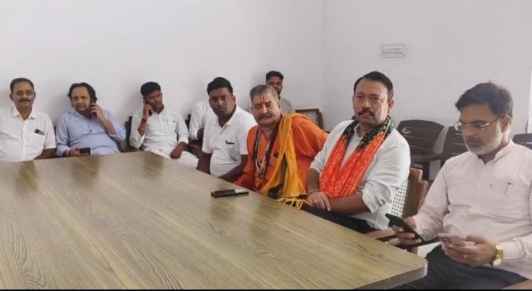 बयान दर्ज कराने कमिश्नर कार्यालय पहुंचे अलंकार अग्निहोत्री