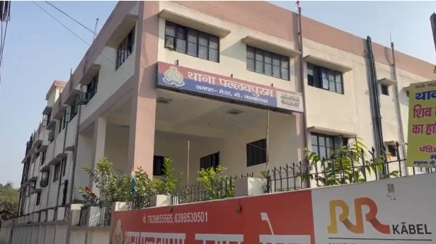 लिफ्ट में फंसे आधा दर्जन लोग, 15 मिनट तक अटकी रहीं सांसें