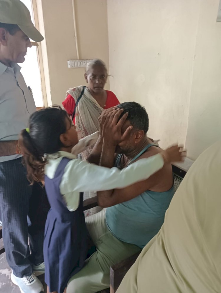 डीएम कार्यालय के बाहर परिवार संग आत्मदाह का प्रयास, सतर्क सुरक्षा कर्मियों ने टाला बड़ा हादसा