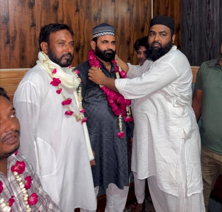 सय्यद जीलानी मियां दरगाह के सज्जादा ने हाजी मुन्ने अंसारी का किया सम्मान