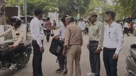 आत्मदाह के प्रयास के बाद जिला अधिकारी कार्यालय की सुरक्षा बढ़ी, फरियादियों की सघन चेकिंग शुरू
