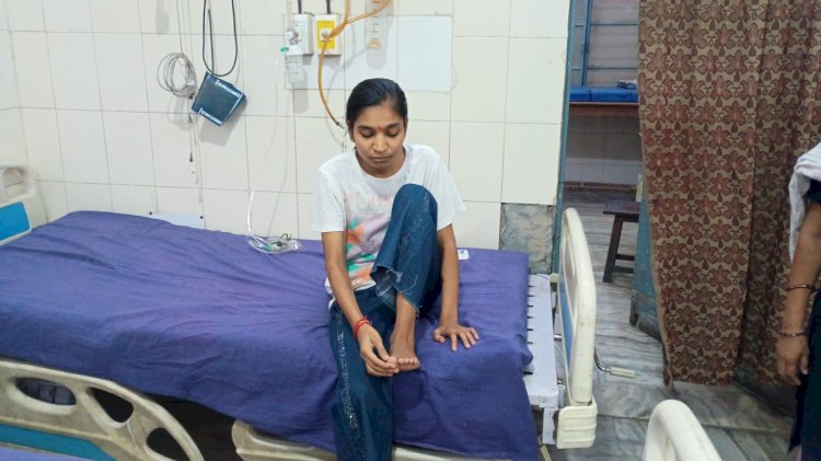 रसोई में काम कर रही युवती को सांप ने डसा, जिला अस्पताल में भर्ती