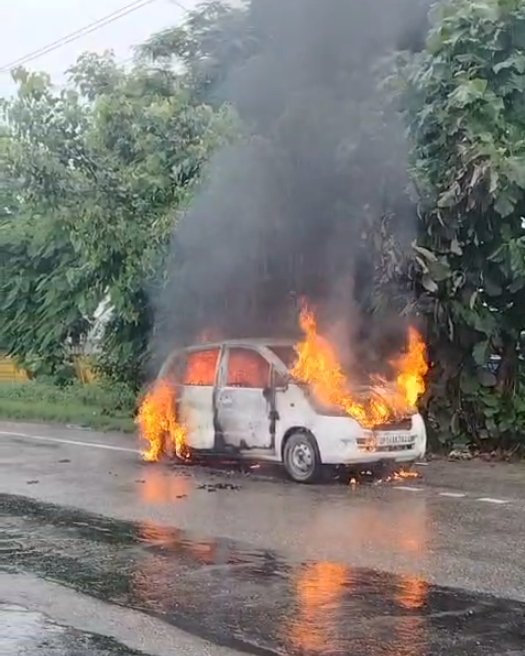 हाईवे पर चलती कार में लगी भीषण आग, चालक ने कूदकर बचाई जान