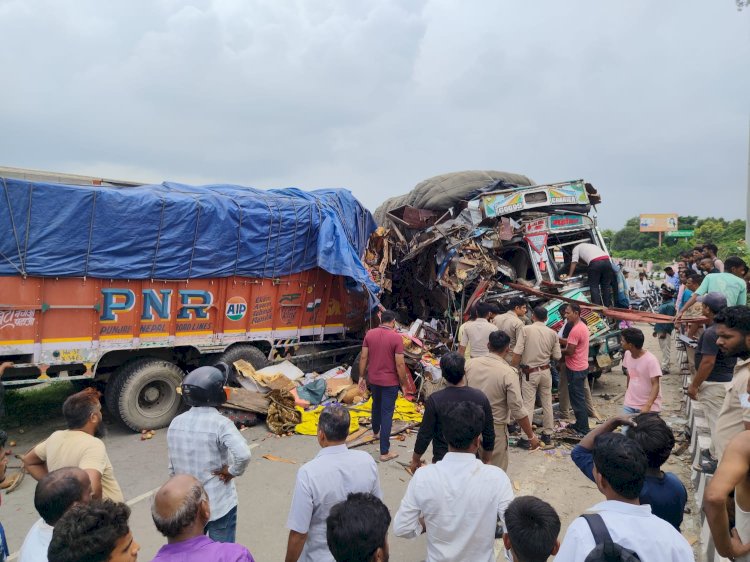 यूनिवर्सिटी के पास दो ट्रकों की भीषण भिड़ंत, दो चालकों की मौत