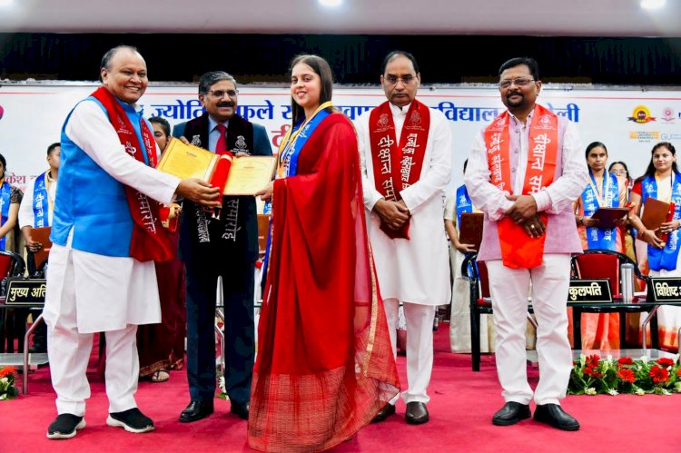 एमबीए में टॉप कर खुशी शर्मा ने जीता स्वर्ण पदक