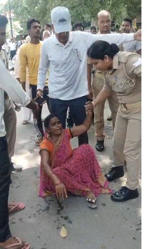 इंटेलिजेंस की सूझबूझ से टला बड़ा हादसा, कलेक्ट्रेट गेट पर मां-बेटी का आत्मदाह का प्रयास