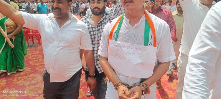 आधी रात चैंबरों पर चला बुलडोजर, अधिवक्ताओं का धरना जारी
