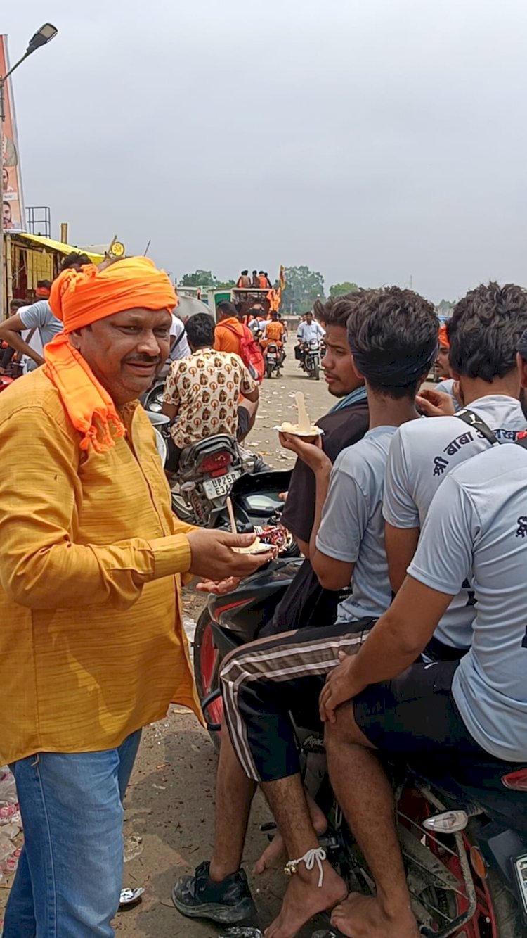 कांवड़ियों पर पुष्प वर्षा, फलाहारी भोज में उमड़े शिवभक्त