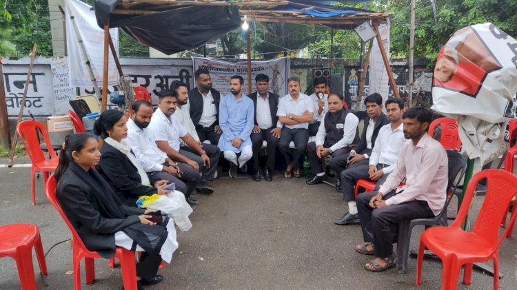 तोड़फोड़ के विरोध में टूटी कुर्सियां लेकर सड़कों पर उतरे वकील