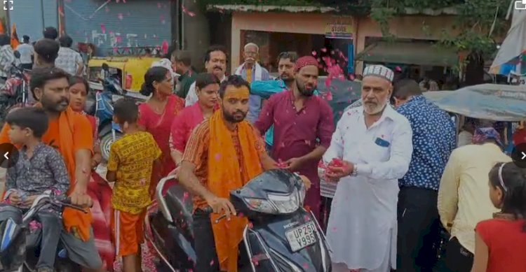 मुस्लिम समाज ने शिवभक्तों पर की पुष्पवर्षा, बांटे फल