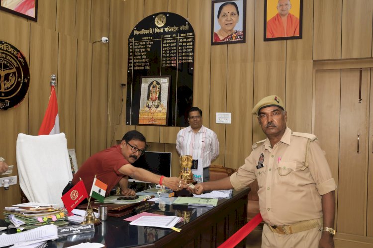 कलेक्ट्रेट में दंपती ने आत्मदाह की कोशिश, पुलिस ने बचाया