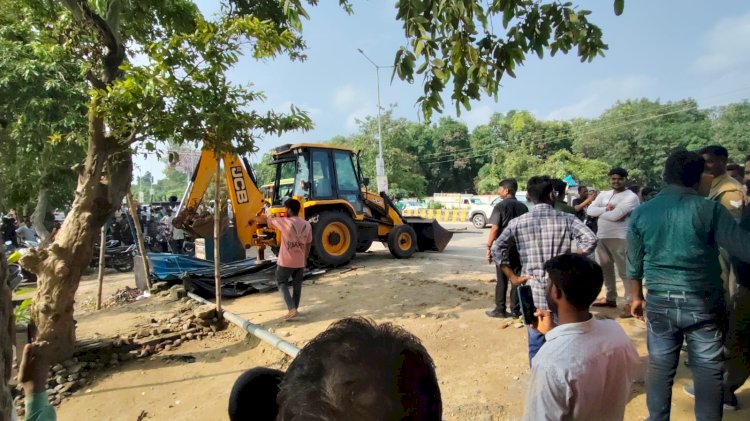 बरेली आरटीओ कार्यालय के बाहर दलालों के चैंबरों पर चला बुलडोजर