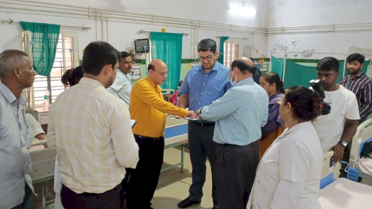 जिला अस्पताल में अचानक पहुंचे कमिश्नर, मरीजों से लिया फीडबैक